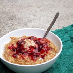 Thanksgiving PB and J Oatmeal (with Pecan Butter and Cranberry Sauce)